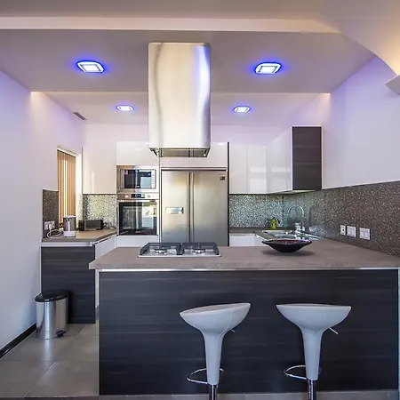 Romantic Penthouse Apartment Victoria